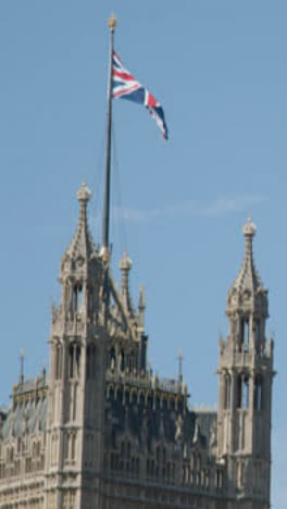 Video-Vertical-De-Las-Casas-Del-Parlamento-Desde-El-Puente-De-Westminster,-Londres,-Reino-Unido